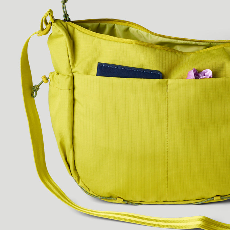 Viaje 12L Shoulder Bag
